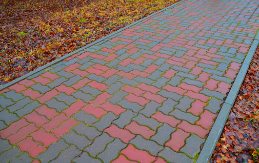 Брусчатка и тротуарная плитка - простое и красивое решение.